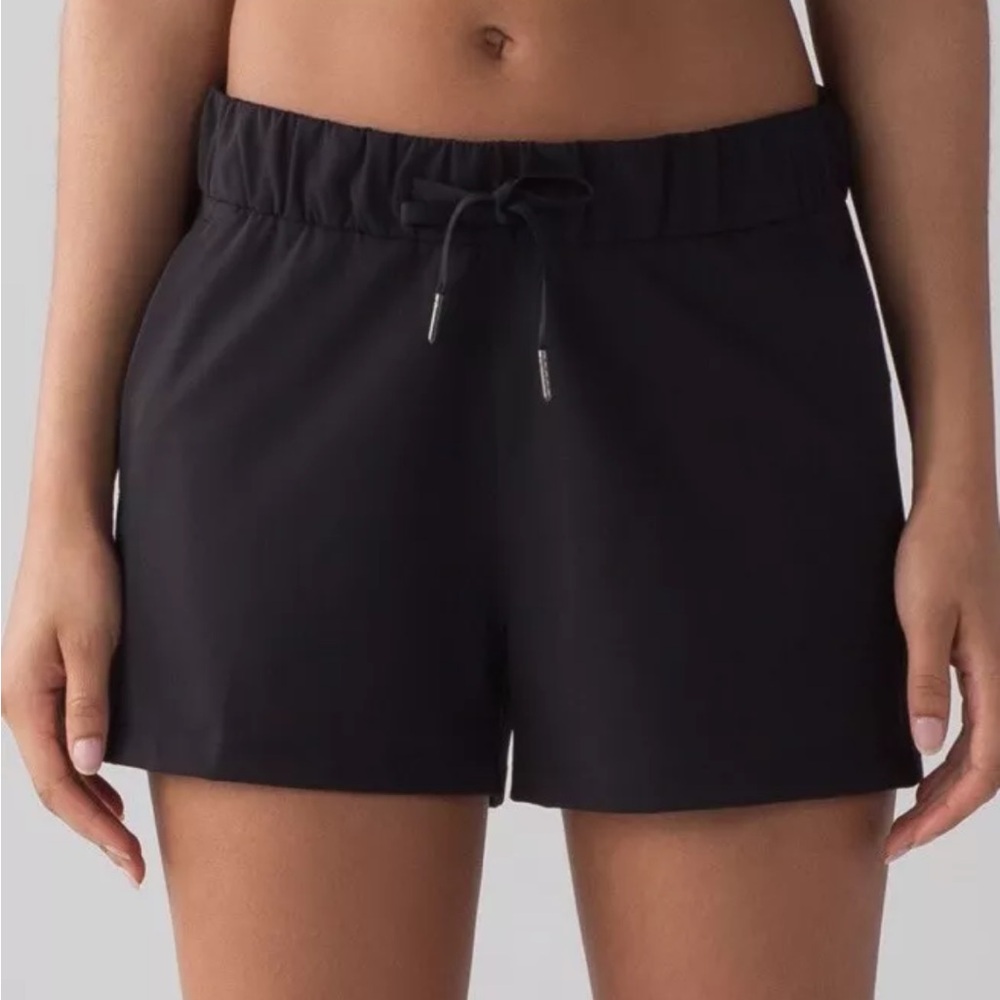 Lululemon On The Fly Short *Woven *2.5" Inseam Black Size 6 Like New